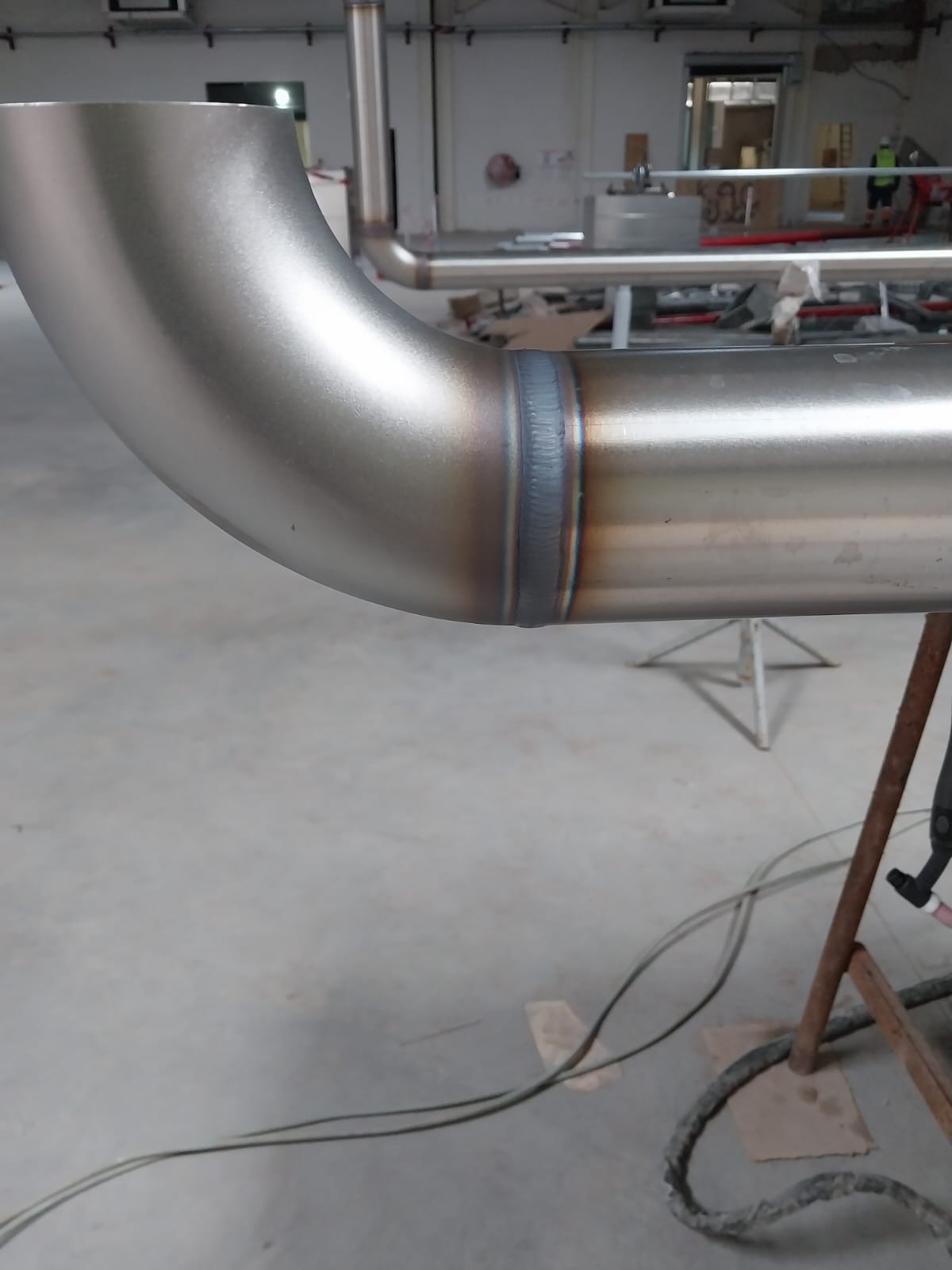 Soudeur effectuant un soudage TIG sur une pièce inox